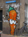 838206 Afbeelding van een graffitifiguur op de hoek van de Croeselaan en de Groenendaalstraat te Utrecht.